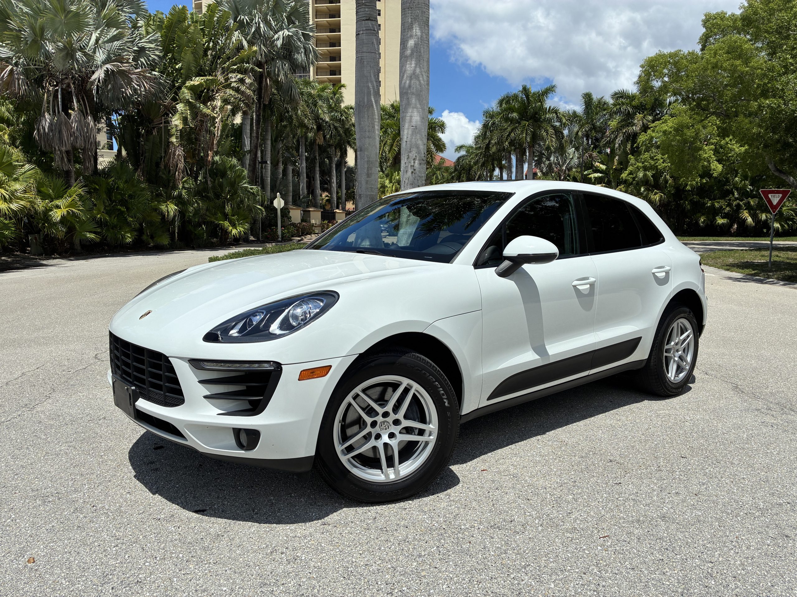 2017 Porsche Macan -'s photo